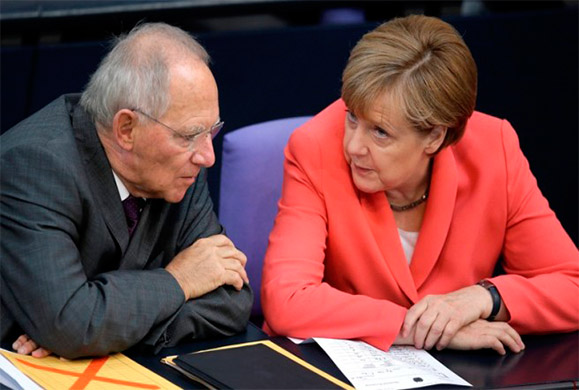 Bloomberg,  η «παράξενη συμμαχία» των Μέρκελ και Σόιμπλε