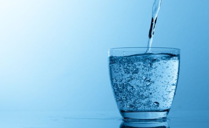 Ωφελεί τον οργανισμό το νερό με άδειο στομάχι το πρωί;