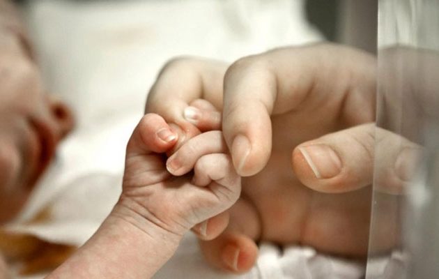 Παρένθετη μητέρα 67 ετών γέννησε το εγγόνι της