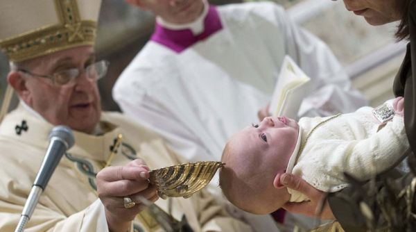 Ο Πάπας Φραγκίσκος κάλεσε τις μητέρες να μη διστάζουν να θηλάζουν το μωρό τους στη διάρκεια του μυστηρίου της βάφτισης