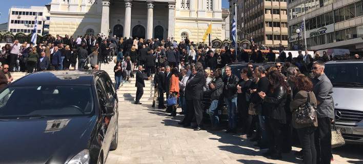 Αυτή την ώρα η κηδεία του Στέλιου Σκλαβενίτη -Χιλιάδες κόσμου στο τελευταίο αντίο