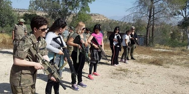 Οι Ελληνοκύπριοι εξόπλισαν γυναίκες και παιδιά – Ζορίζονται οι Τούρκοι: «Ετοιμάζουν ανταρτοπόλεμο»